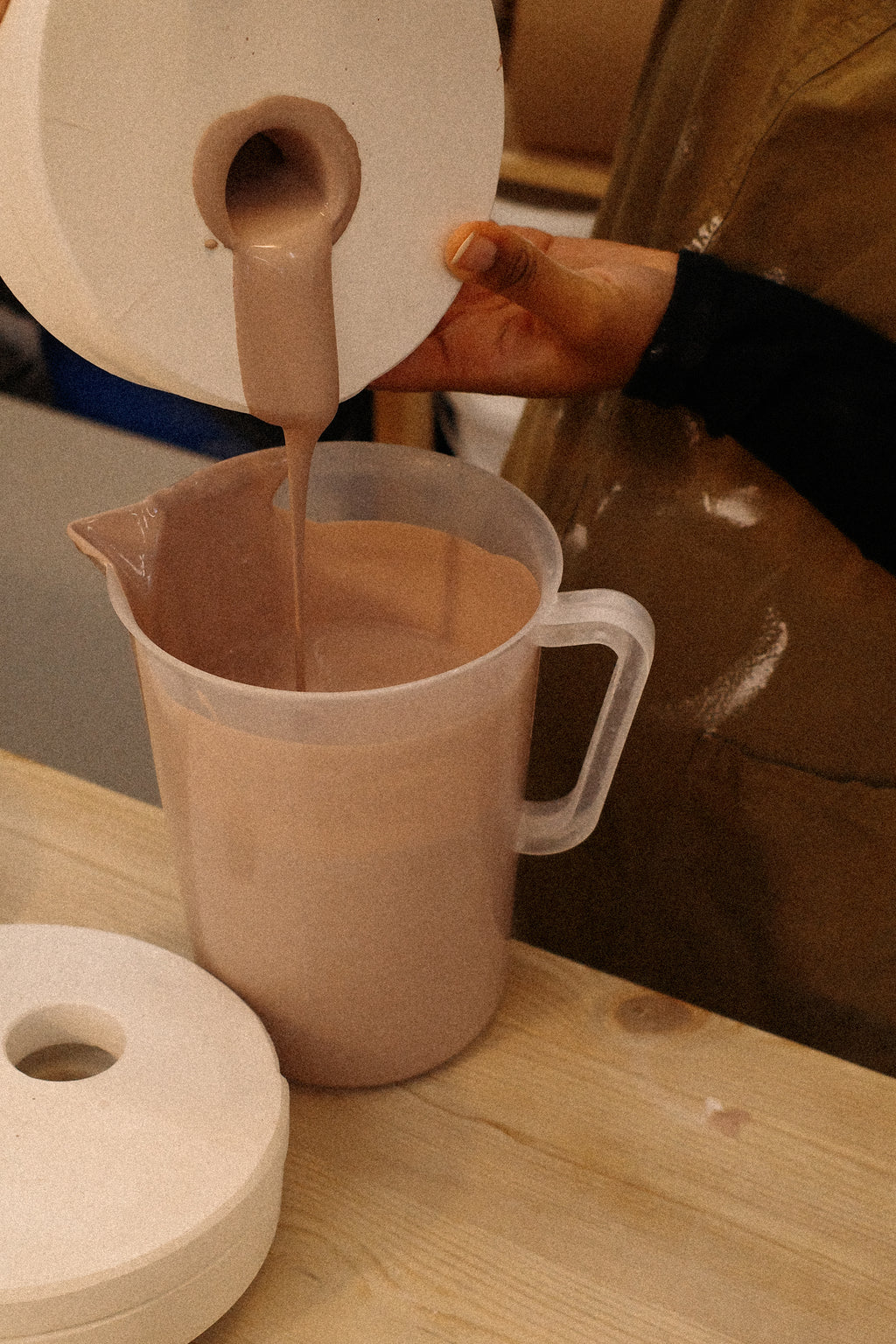 Small-group slipcasting workshop in the MIROSU studio